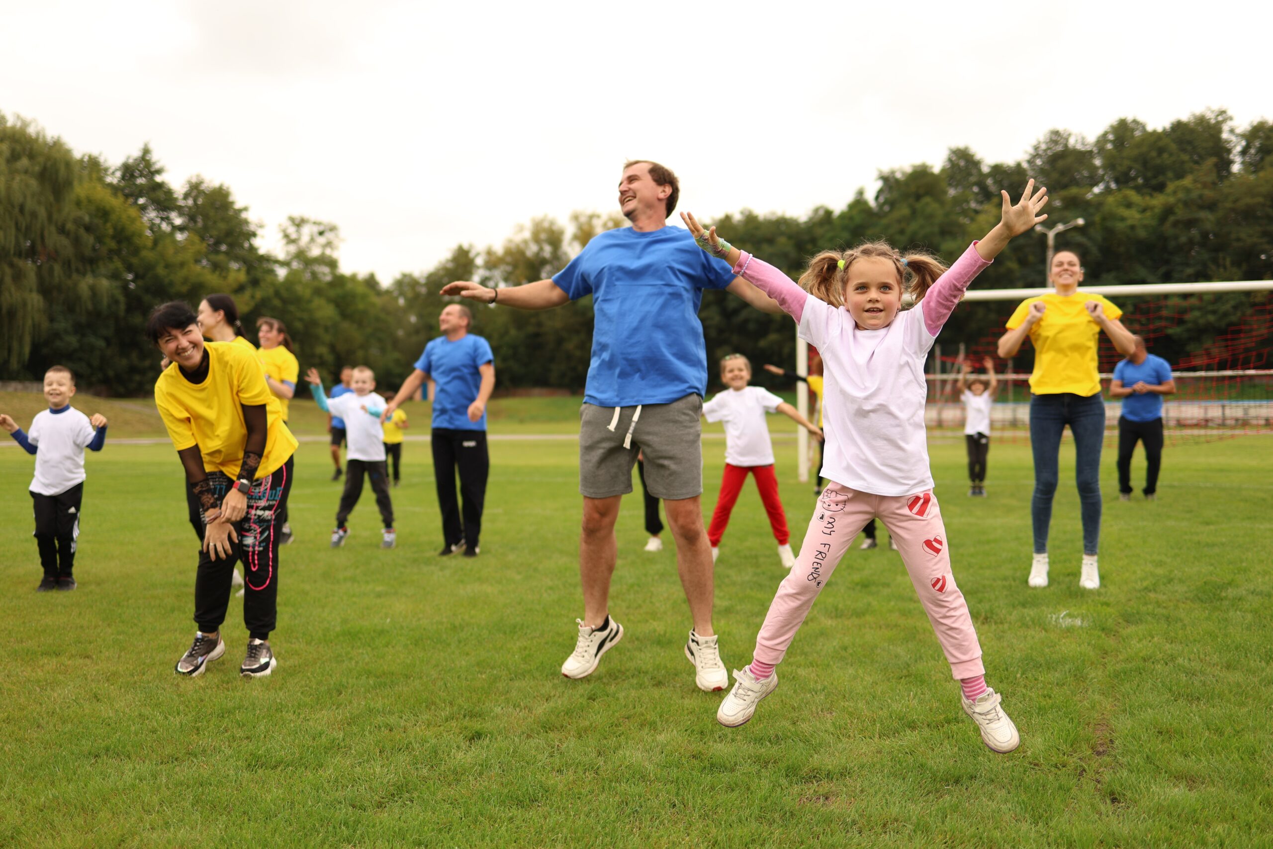 Діти грають у міні-футбол на полі