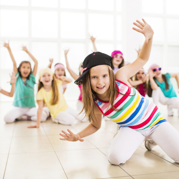 Діти танцюють у студії
